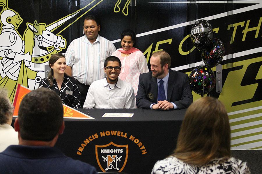 4-26 Academic Signing and College Fair [Photo Gallery]