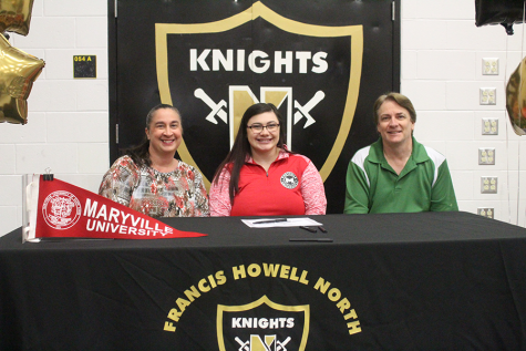 Senior Courtney Lauer, with her parents, signs with Maryville University.