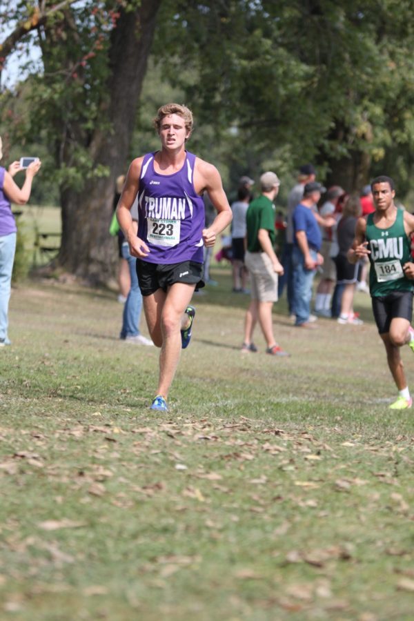 Bryan+Chac+runs+in+the+Gary+Stoner+Invitational+Sept.+9+for+Truman+State+University.+Chac+has+been+running+competitively+since+middle+school.+Bryan+began+attending+Truman+State+University+in+the+fall+of+2017%2C+and+he+joined+the+boys%E2%80%99+cross+country+team.
