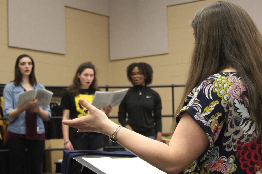 Knightsound rehearses for their annual dinner concert during class. Choir will be
hosting a concert, along with dinner that takes place May 3 to 4. The event will be held at FHN’s auditorium and they will be performing Broadway classics.