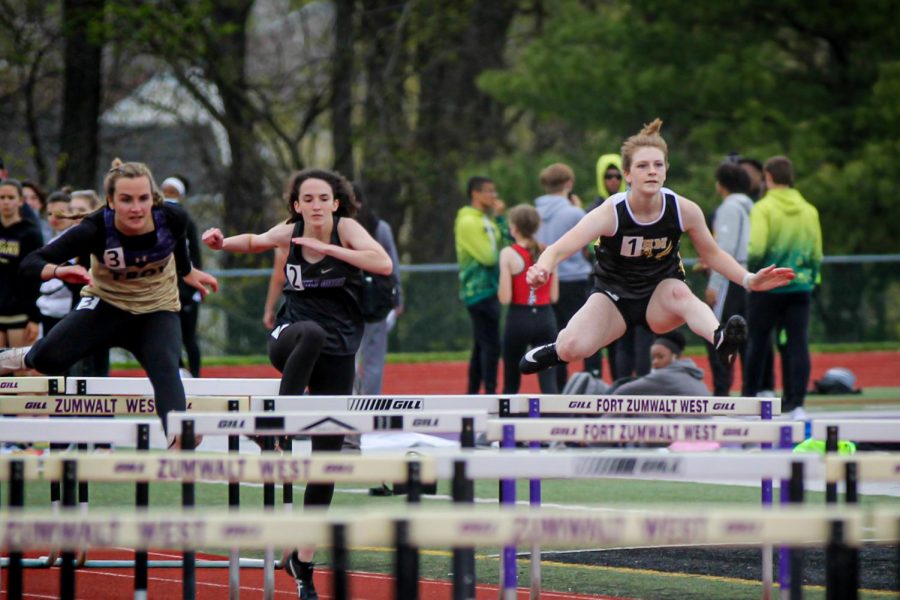 Track Competes in Fort Zumwalt North Invitational [Photo Gallery]