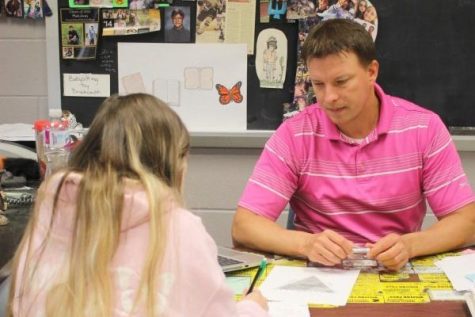 On April 21, Joseph Brocksmith shows students, including his daughter Kaylee, how to identify soil types on a worksheet at his desk during 4th hour environmental science. Kaylee has her father as her teacher for the 4th hour, and occasionally sees him throughout the day. (Photos by Andrew Poertner)

