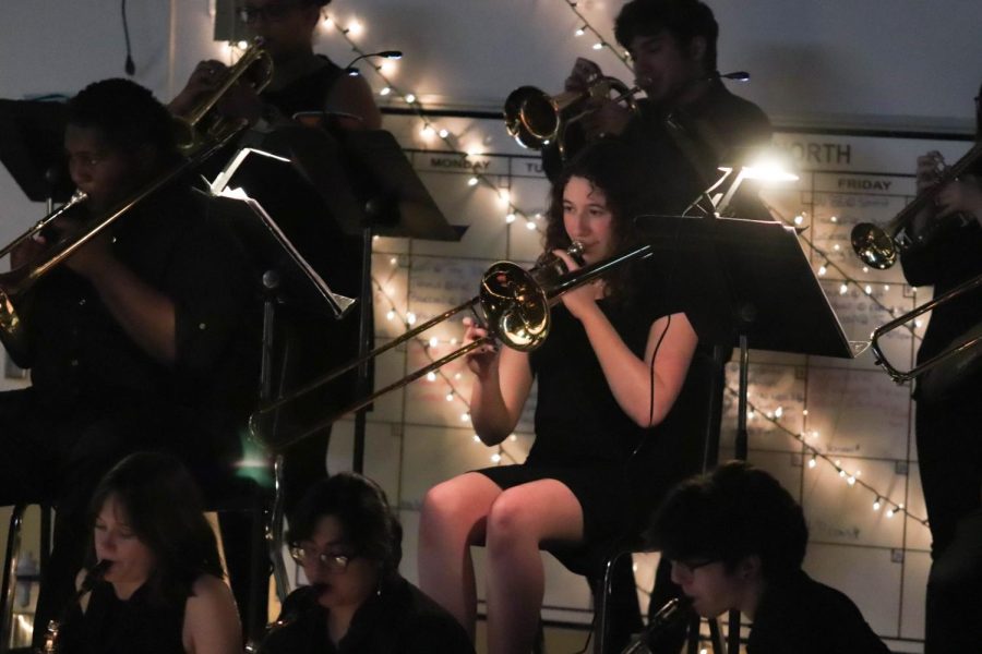 FHNs Jazz Band Holds a Dinner Concert [Photo Gallery]