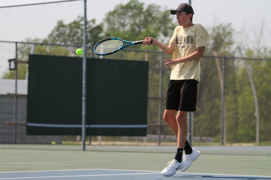 Boys Tennis Wins Against Pattonville [Photo Gallery]