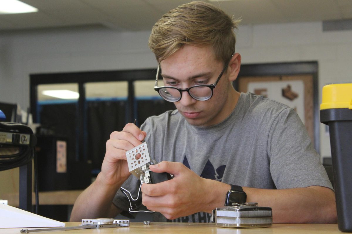 Student Life Clubs  Robotics Club Meets to Work on Robot Models [Photo Gallery]