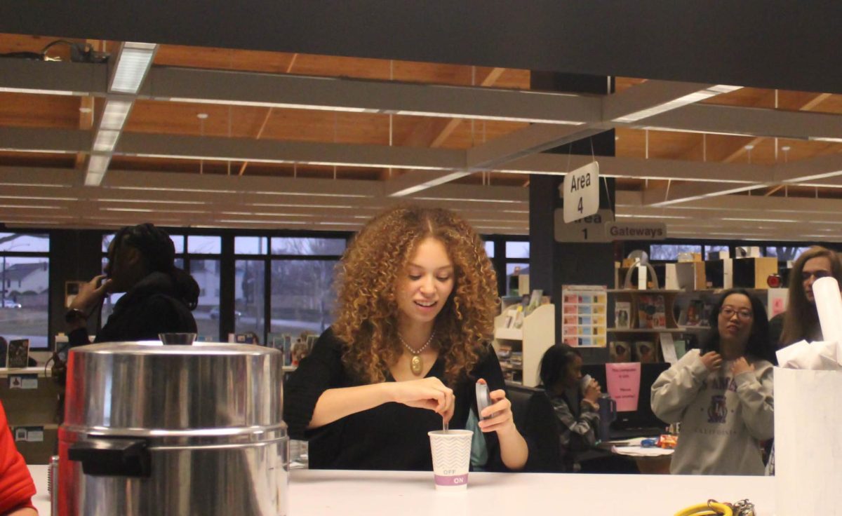 Mentor Kylie Taliaferro prepares hot cocoa for students at the Cocoa and Cram event on Jan. 8. The event was hosted by Mentors whom invited students to snacks, hot cocoa and a chance to study with peers for the upcoming finals.