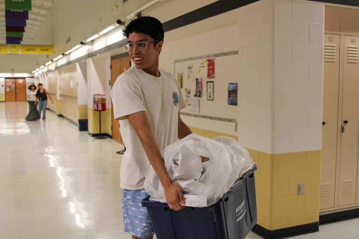 Sun Club Gathers Recycling During Knight Time [Photo Gallery]