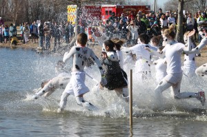 FHN students run into the Polar Plunge waters.