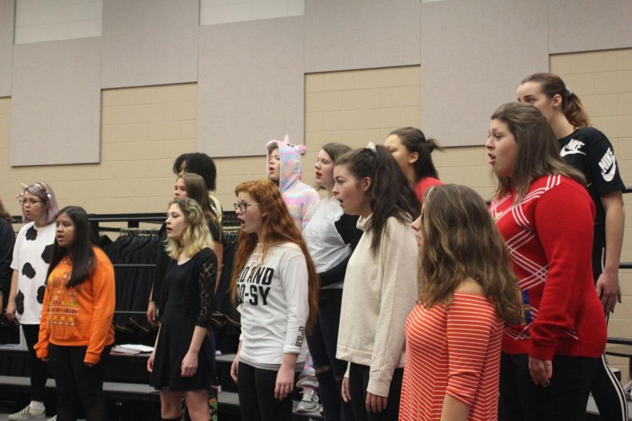 Bella Voce sings through their music for the New York trip they are funding for. 