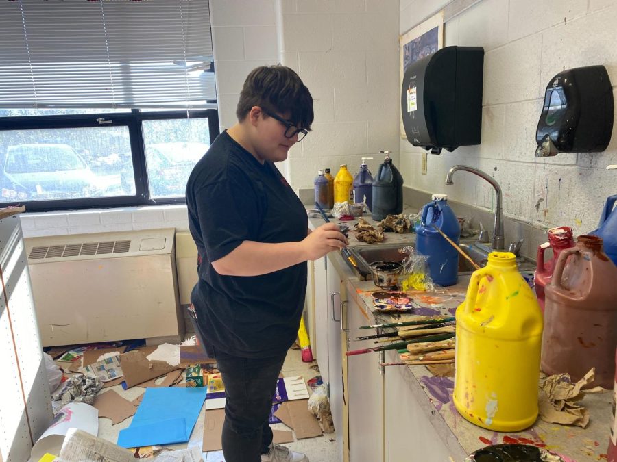 Art Club student works to prepare for Deck the Hall decorating