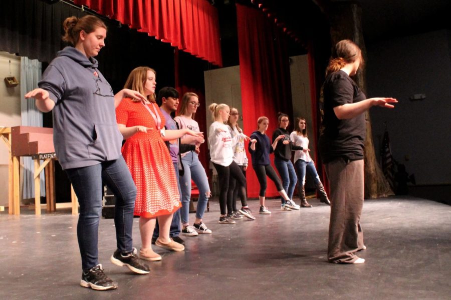 Alex Guyton as Chad, Piper Orzel as Taylor, Jenny Schelfaut as Gabriella, Freya Reiken as Sharpe and Logan Upchurch as Ryan recreate the cover photo for high school musical. 