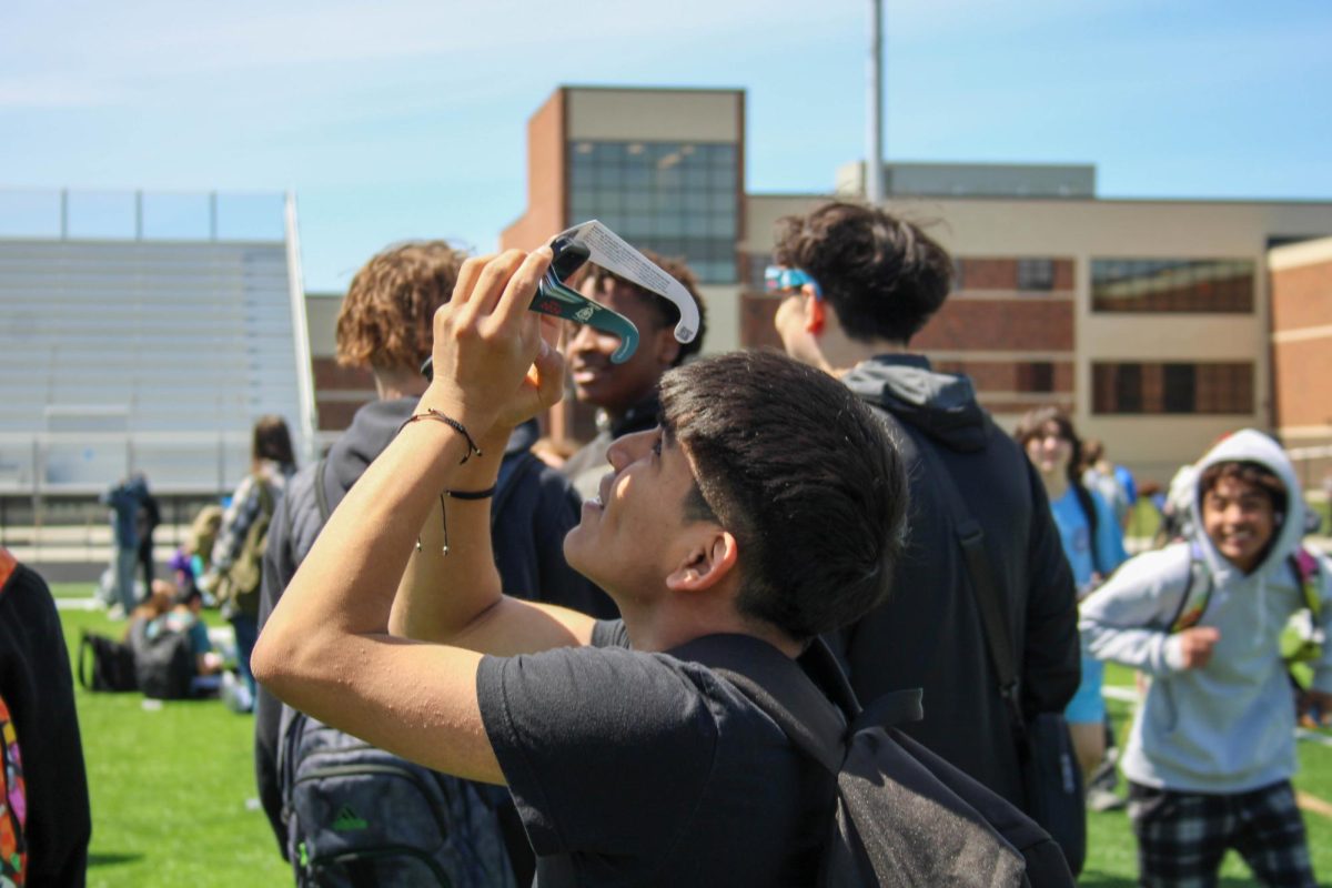 FHN Students Watch the Solar Eclipse [Photo Gallery]