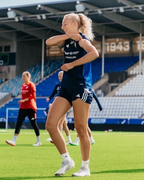 FHN alum Sam Carry rolls up her sleeves while practicing in her IFK Norköping league.