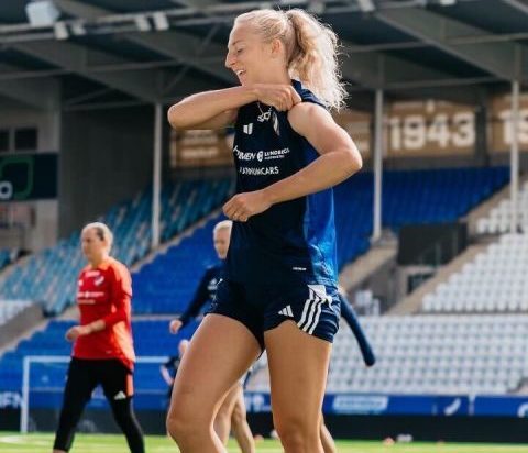 FHN alum Sam Carry rolls up her sleeves while practicing in her IFK Norköping league.