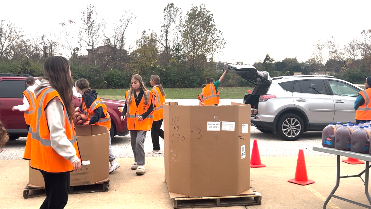 Hollenbeck Students Give Back Through FHSD’s Mobile Market