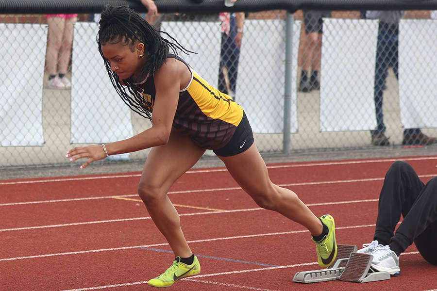 Jillian Hoelting breaks out of the blocks for her race